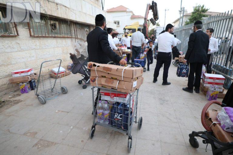 חלוקת סלי מזון לחגי תשרי ע''י קרן מטה לוי בראשות ר' 'אבנר עפג'ין ראש מוסדות אמת ושלום