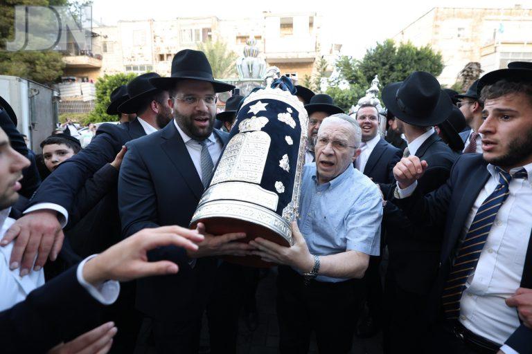 ישיבת אדרת התורה בראשות הגר''י שילוני יחד עם תושבי שכונת בית וגן במעמד הכנסת ס'' ( (17)
