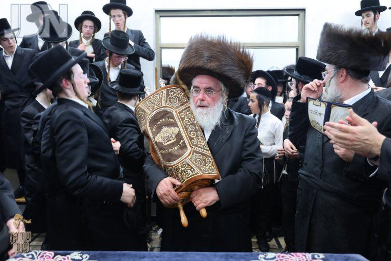 ישיבת בעלזא חיפה הכנסת ס''ת (18)