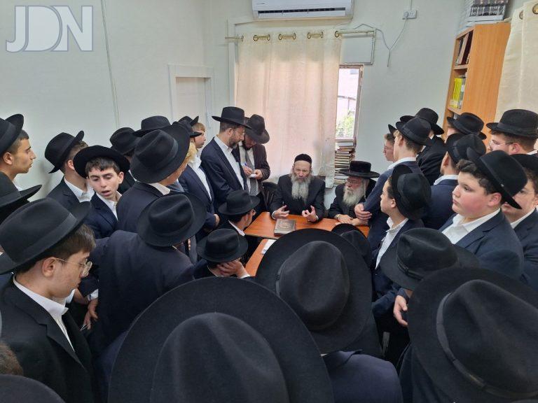ישיבת עומדי ארץ בשיחת הכנה ליום הדין אצל נשיא הישיבה רבי בנימין פינקל (2)
