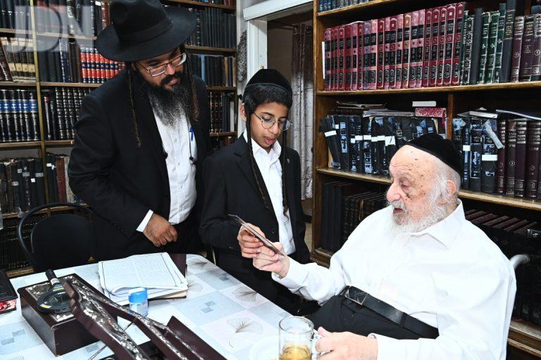 לקראת הבר מצוה הלךלהתברך ולהזמין את גדולי ישראל צילום שוקי לרר (11)