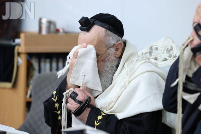 מעמד הסליחות המרכזי בשכונת רמות בירושלים בהשתתפות מרן הראשל''צ בבית כנסת מגן אברהם צילום דוד ארזני (30)