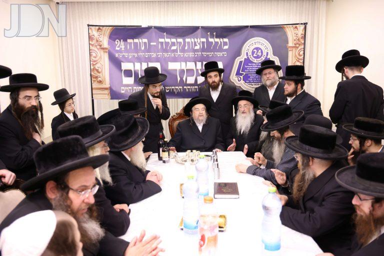 סיום על הזוהר וספר 'אוצרות החיים' במסגרת כולל קבלה בחצות שע''י תורה 24 בבית ר' יעקב מאיר שכטר צילום שמואל ( (9)
