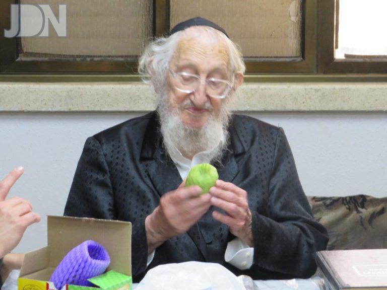 ראש ישיבת הנגב שכר שכיר הגר''א לוי בבחירת אתרוג לחג סוכות (4)