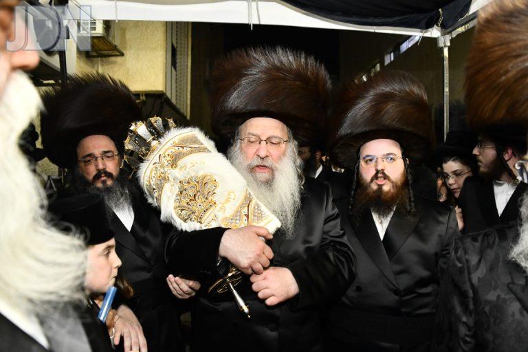 הכנסת ספר תורה להיכל בית המדרש הגדול נדבורנה נתרם ע''י משפחת פרידמן צילום שוקי לרר (7)