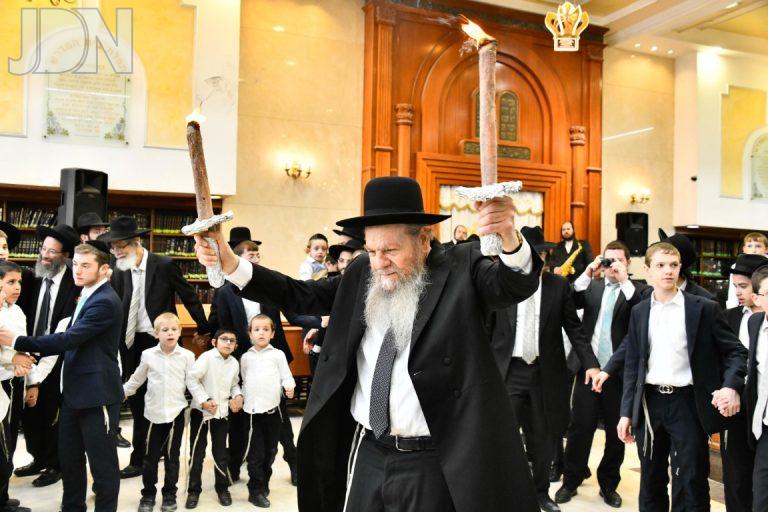 הקבלת פני רבו ושמחת חג אצל מרן הגרמ''ש אדלשטיין צילום שוקי לרר (25)