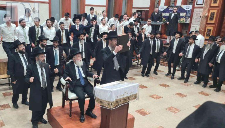 הקפות שניות בהיכל ישיבת באר יהודה בראשות הגר''א טופיק (2)