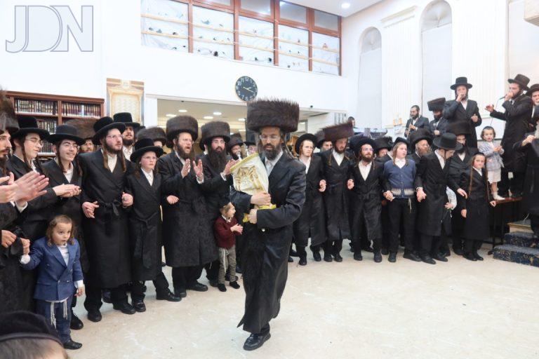 הקפות שניות בחצה''ק זוועהיל צילום שימי פ
