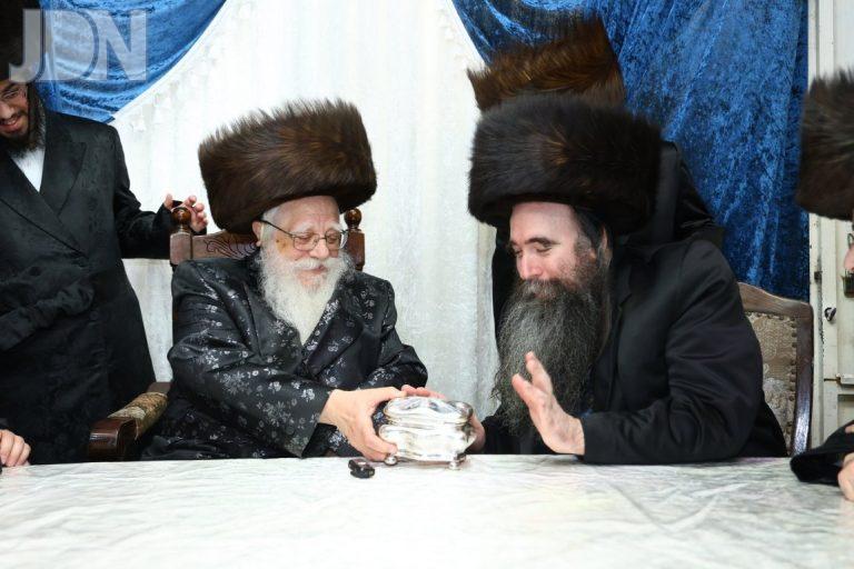 הרב הצעיר מקרית צאנז בביקור בסוכתו של האדמו''ר משאץ ויז'ניץ צילום שמואל שנקר (6)