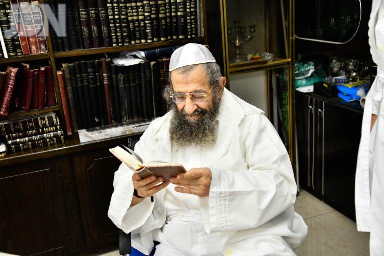הרב מסעוד בן שמעון בתפילה ערב כיפור צילום לרר (4)