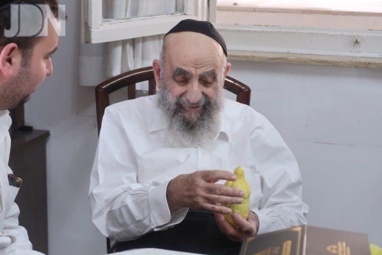 זקן ראשי הישיבות הספרדים אגד את ארבעת המינים (2)