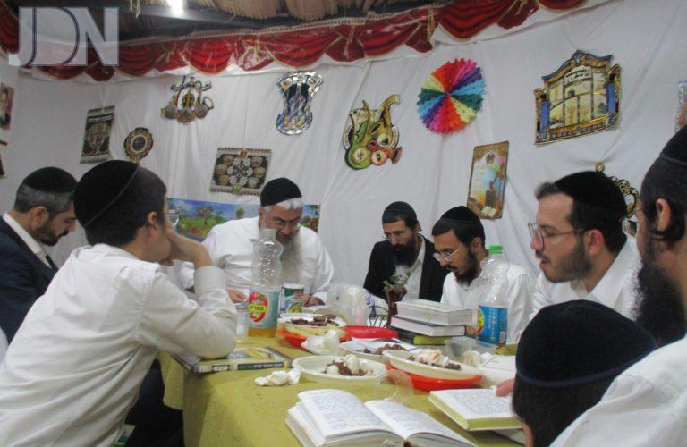 חג הסוכות בחצרו של הגר''ח הכהן רב העדה התוניסאית בירושלים (4)
