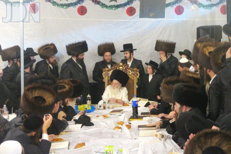 טיש ושמחת בית השואבה אצל ר' איטש'ע מאיר מורגנשטרן בסוכת בית מדרשו אושפיזין דמשה (2)