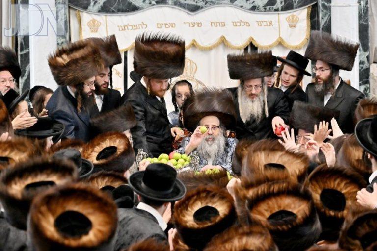 טיש נעילת החג וזריקת התפוחים מוצאי שמחת תורה אצל ראש ישיבת סאטמאר ב''ב צילום יהושע פרוכטר (10)