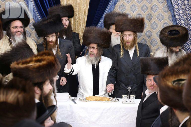 טיש סוכות וחלוקת הפרנסה ברויט בחצ''הק קרעטשניף סיגעט צילום שמואל דריי (10)