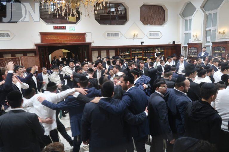 ישיבת באר התלמוד בויאר אלעד, בהקפות שניות בהיכל ישיבת באר התלמוד בירושלים צילום ש.פ