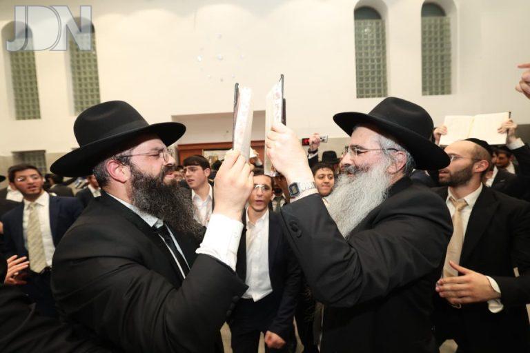 מאות תלמידי אוהל תורה רקדו עם גמרות במעמד הראש''ל צילום דוד ארזני (12)
