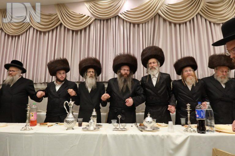 מעמד הכנסת ספר תורה לבית המדרש טשאבא צילום א