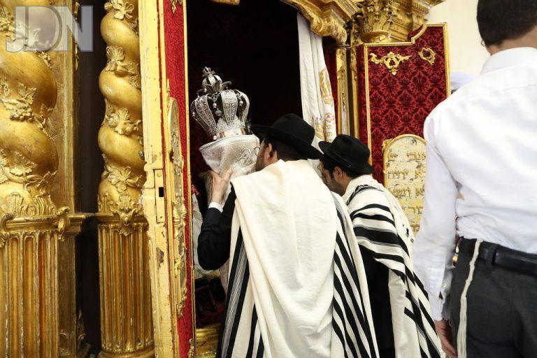 מראות מתפילת 'כל נדרי' בהיכל הישיבה ומהשיחה המסורתית בהיכל הישיבה של ראש הישיבה הגר''ש מרקוביץ  (12)