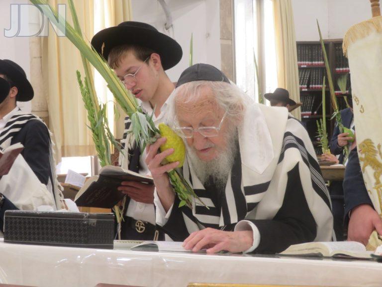 מרן הגר''א לוי ראש ישיבת הנגב שכר שכיר בחג הסוכות (10)