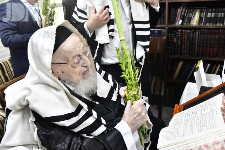 מרן ראש הישיבה הגרמצ ברגמן שליטא בנטילת לולב ובתפילת שחרית במעונו (8)