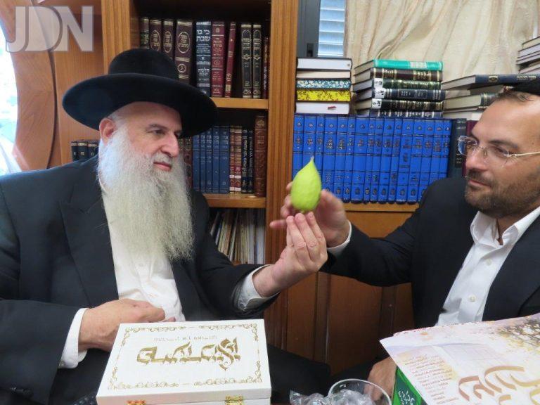 נציגם של בני התורה באשדוד הרב חיים אמסילי חבר מועצת העיר עלה לבתיהם של הרבנים והגיש בפניהם אתרוג מרוקאי (1)