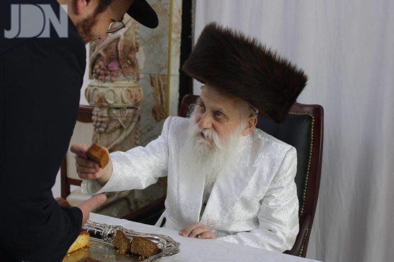 ערב יום הקודש וחלקות לעק’ך והבדלה בחצר הקודש בוטושאן