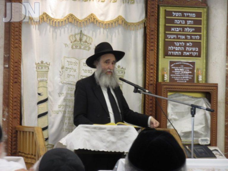רבי איתמר גרבוז מראשי ישיבת 'אורחות תורה' בב''ב בשיעור המועד בהיכל ביהמ''ד צא''י בב''ב צילום ש.פ