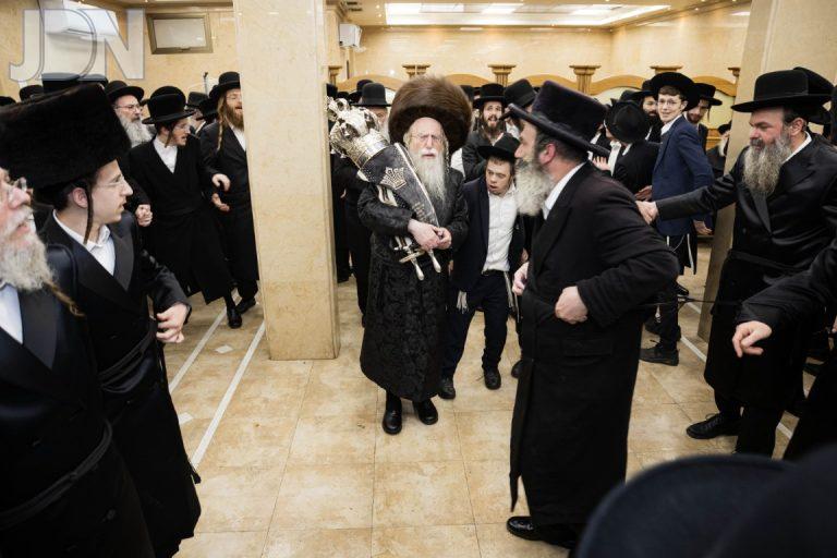 רבי דוב וייס הכנסת ס''ת (10)