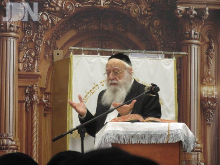 רבי דוד מילר מראשי ישיבת פוניב'ז בשיעור חול המועד בהיכל בית המדרש 'בית השם' בב''ב צילום ש.פ
