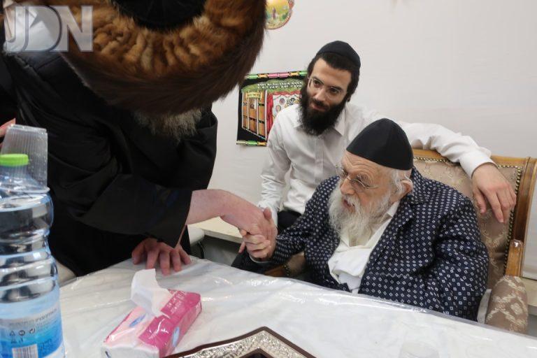 רבי מאיר גריינימן בקבלת קהל במעונו בב''ב צילום ש.פ