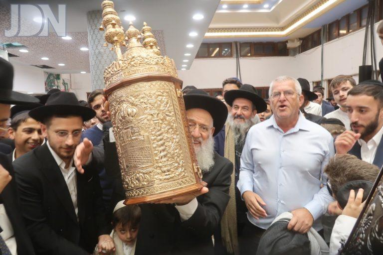 רבי ראובן אלבז בהקפות שניות בהיכל ישיבתו 'אור החיים' בירושלים צילום ש.פ