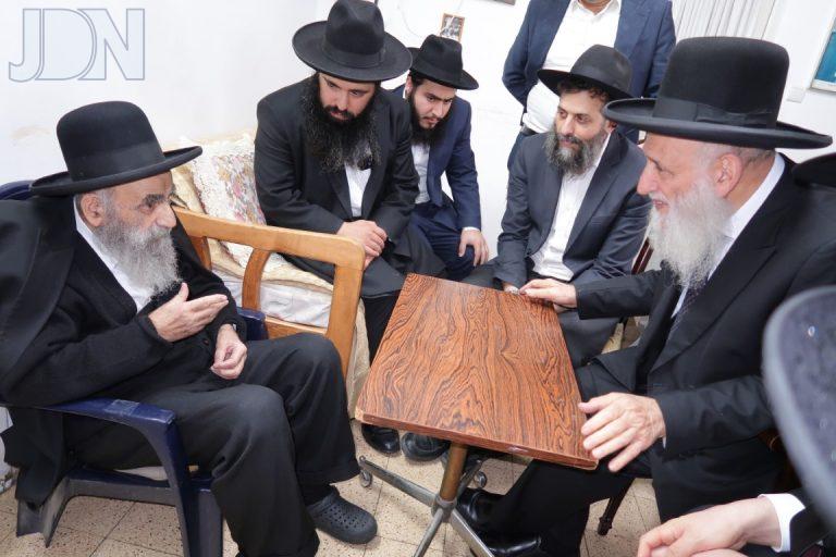 גדולי ישראל עלו לניחום אבלים אצל מרן רה''י חכם משה צדקה צילום ש.פ