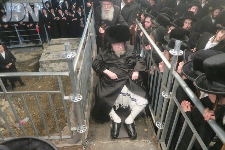 האדמור מבעלזא בעליה לציון אביו בייארציט צילום מ