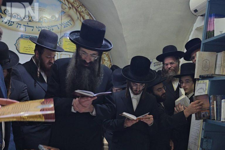 האדמו''ר מסטריקוב קבר רב אבדימי (2)