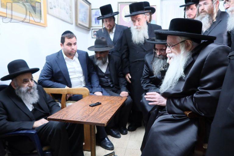 האדמור מצאנז בניחום אבלים אצל זקן ראשי הישיבות הספרדים הגר''מ צדקה (1)