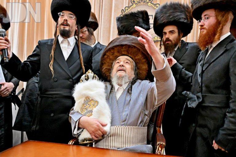 הגרי''מ שכטר הכנסת ס''ת (36)