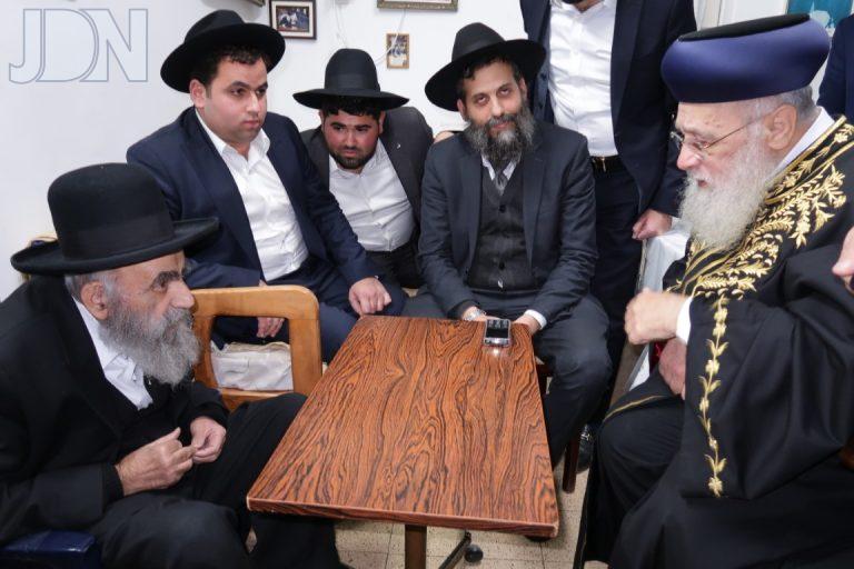 הראש''ל רבי יצחק יוסף בניחום אבלים אצל רבי משה צדקה צילום ש.פ