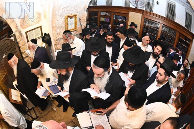 הרב בניהו שמואלי תיקון חצות בקבר רחל (43)