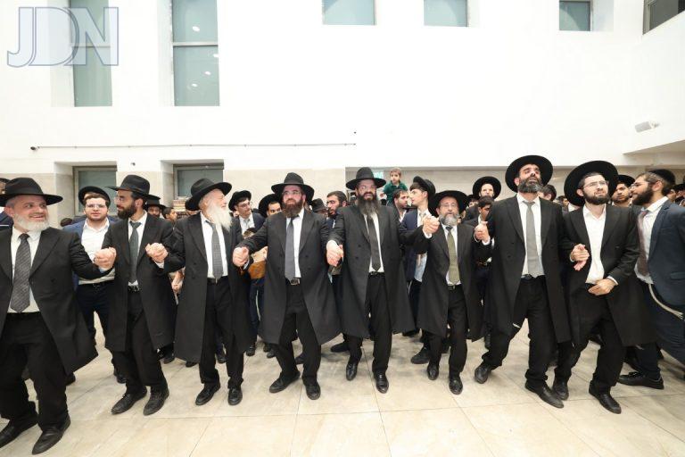 ישיבת אהל תורה הכנסת ספר תורה חדש להיכל הישיבה (37)
