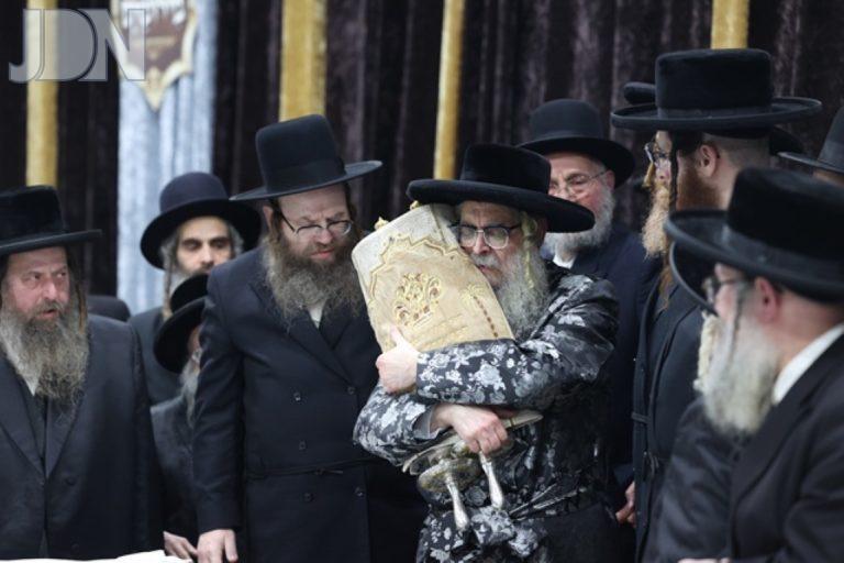 מסע הקודש של האדמו''ר מסאטמאר - ח''ג - מעמד הקבלת פנים וסיום כתיבת ס''ת (25)