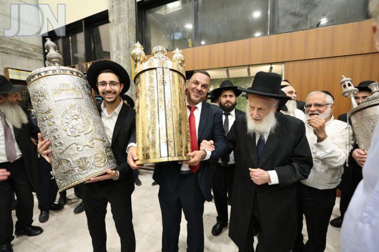 קהילת חזון יוסף חגגו הכנסת ספר תורה צילום יעקב כהן (16)