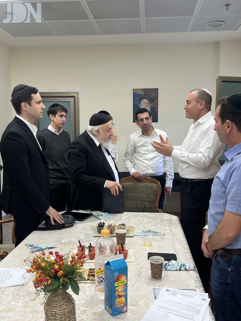 ראש העיר רחובות בחדר לימודו של רבי אברהם יצחק הכהן קוק חבר מועצגה''ת (1)