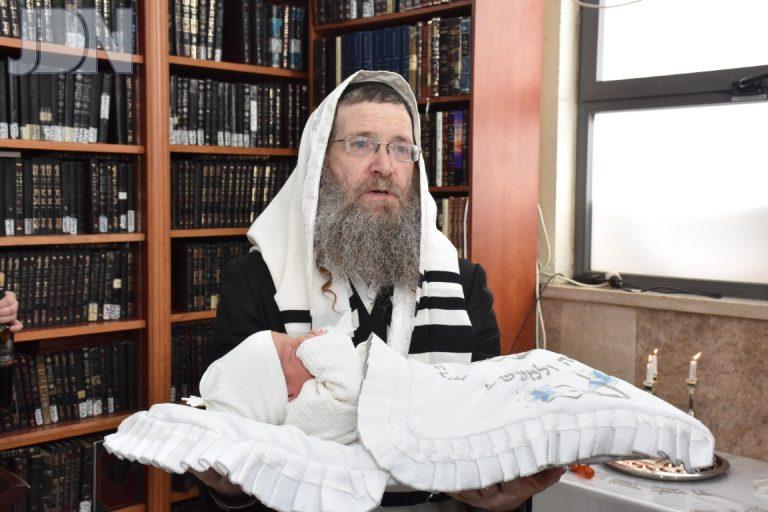 שמחת הברית בחצרות אשלג-קומרנא- לעלוב לונדון צילום יהודה פרקוביץ (2)