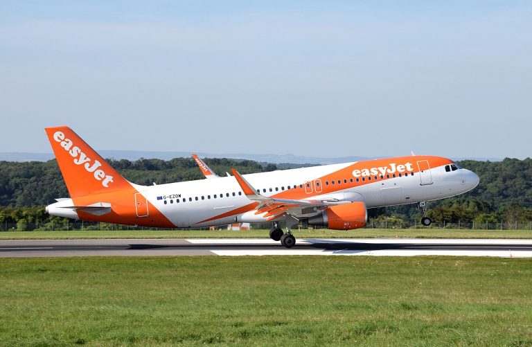 Airbus_A320-200_of_EasyJet_(G-EZOW)_lands_at_Bristol_Airport,_England_15Aug2016_arp
