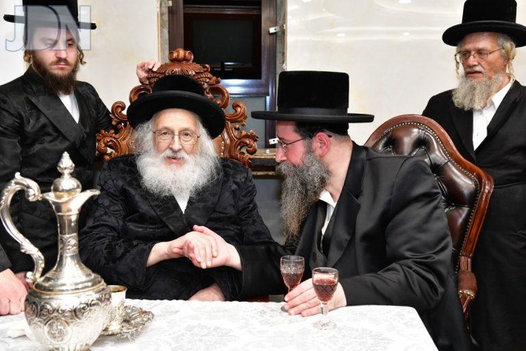 אדמור מהורדנקא בקביעת מזוזות ולחיים טיש בבית מדרשו החדש של אדמור מטאלנא צילום יוסי לוי (15)