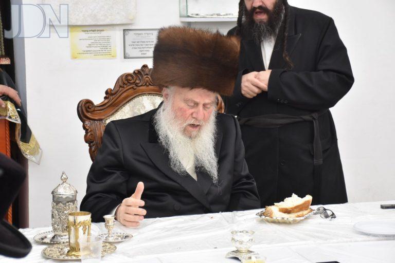 אדמו''ר מוואסלוי בעריכת השולחן לרגל הילולת המגיד ממעזריטש צילום יהודה פרקוביץ (8)