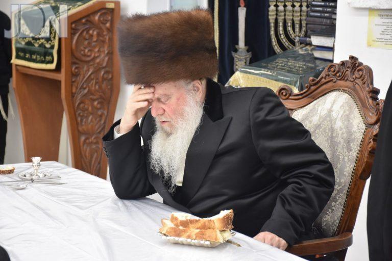אדמו''ר מוואסלוי בעריכת טיש יוארצייט צילום יהודה פרקוביץ (8)
