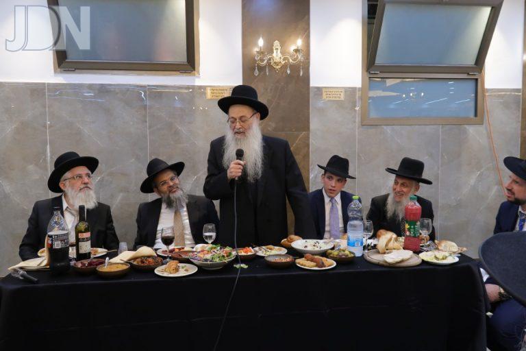 אירוסין לנכד רבי משה מאיה עם נכדת רבי לוי פנחסי ראש ישיבת 'אור אברהם צילום ש.פ