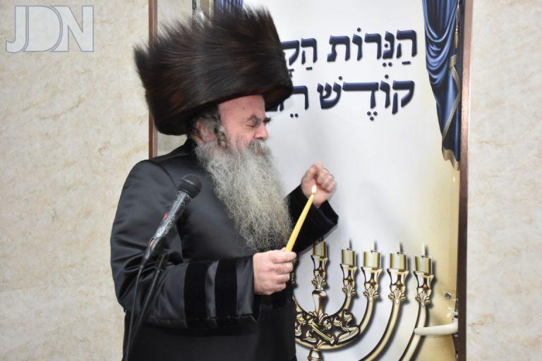 גאב'ד צאנז שיכון ג' בהדלקת נרות חנוכה
